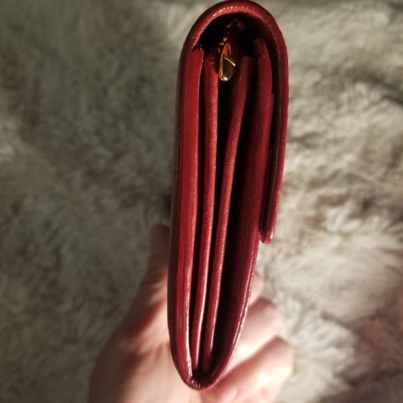 LOUIS VUITTON RED VERNIS MONOGRAM SARAH WALLET - Picture 4 of 11